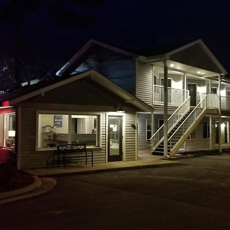 Brio Beach Inn Traverse City Exterior photo