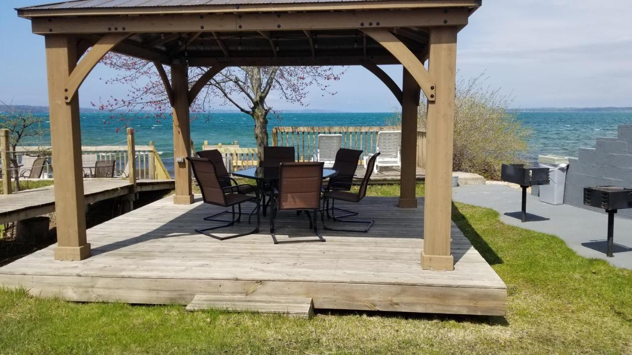 Brio Beach Inn Traverse City Exterior photo